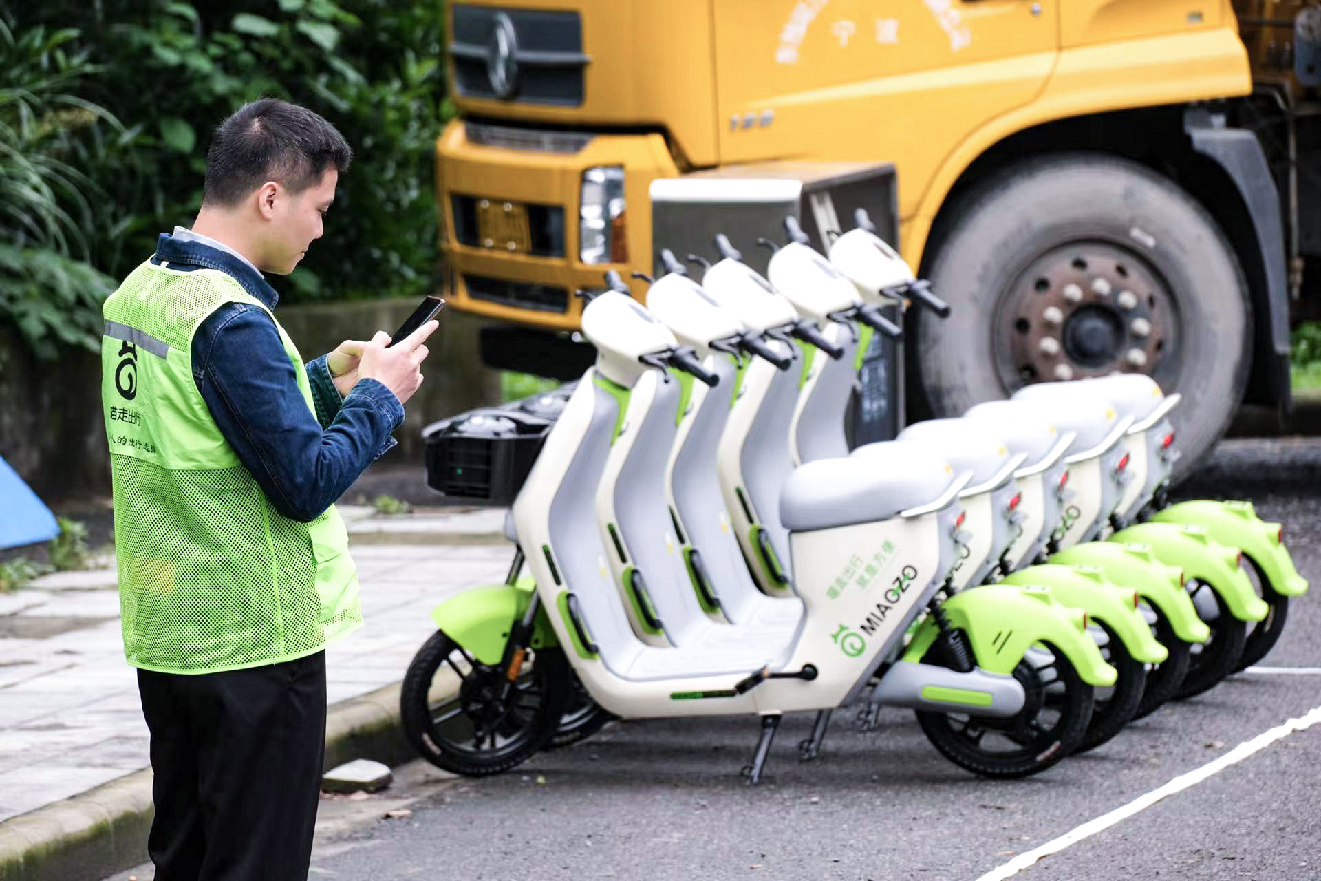 投放在路邊的共享電單車(chē)